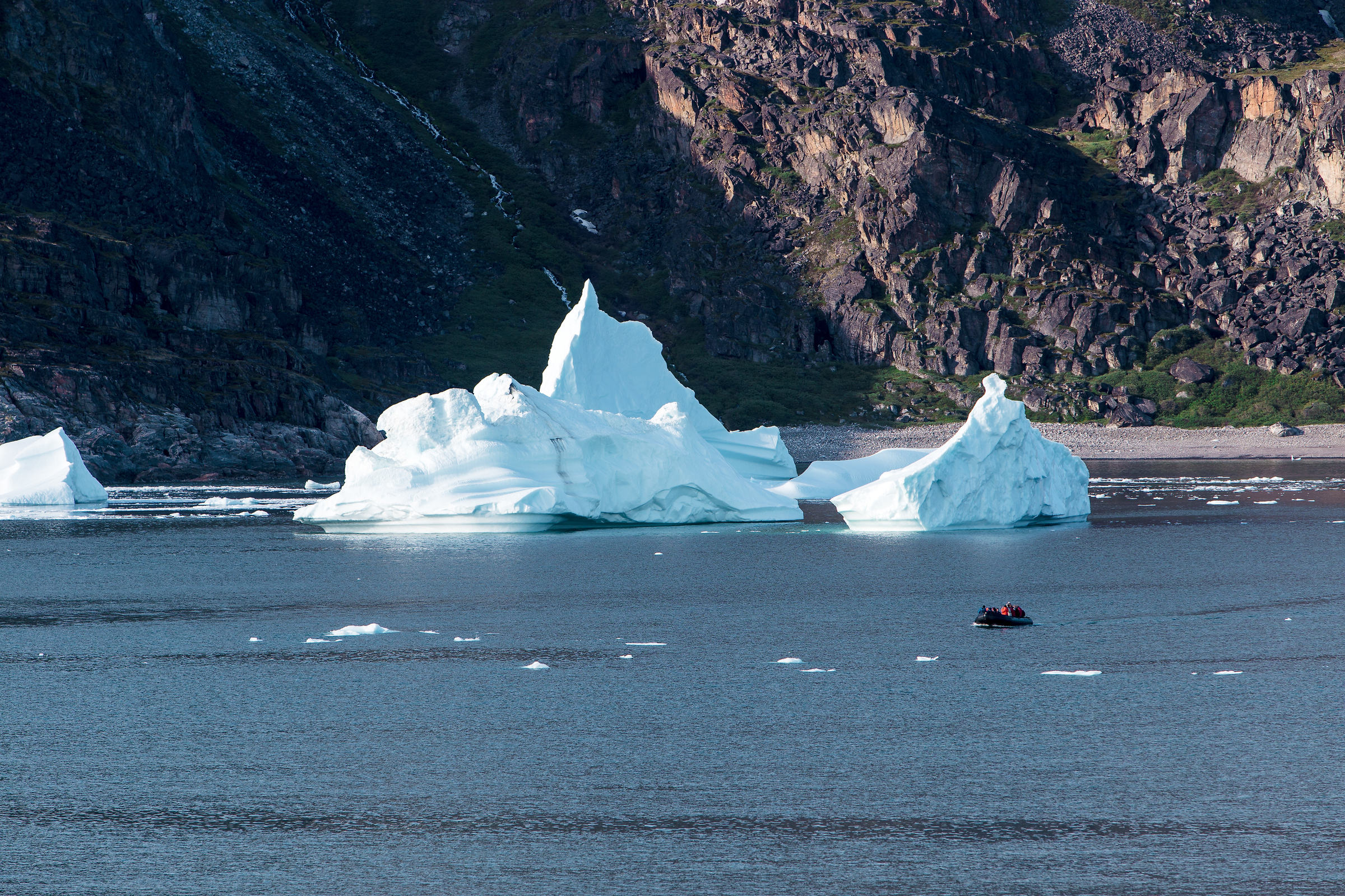 Rückkehr zum Schiff durch die Eisberge